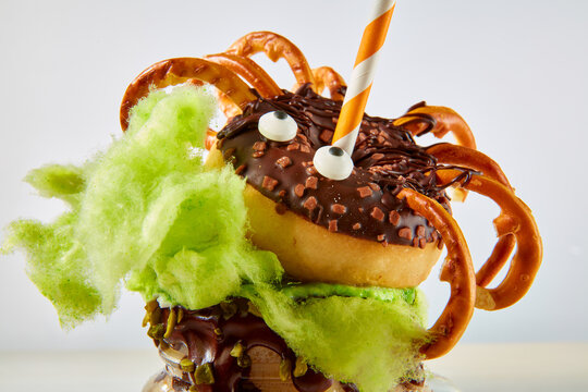Halloween Drink mit Zartbitter Donut und Strohalm