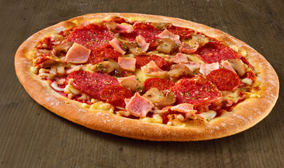 Pizza mit Salami Schinken und Champignons, Italien, isoliert, Pizzeria, gekochter Schinken, 