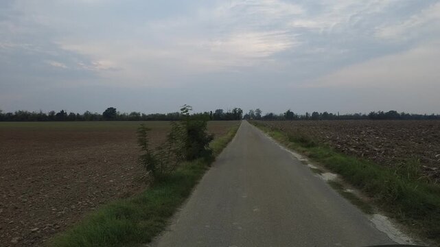 Percorrere una strada in campagna col drone