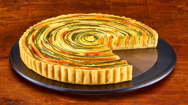 Quiche aus Muerbeteig angeschnitten mit Zuchhini und Karotten in Kreisform dekoriert, Gem&uuml;se, Kuchen, Teig, rund, 