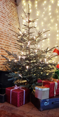Piękna choinka z prezentami - ciepły świąteczny klimat