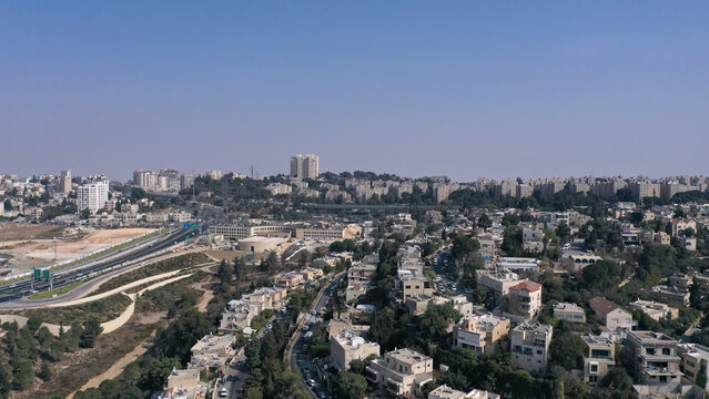 Aerial view of Ramat Eshkol and French Hill Jerusalem

A panoramic hillside view of northern Jerusalem neighborhoods with main roads and dense urban buildings.