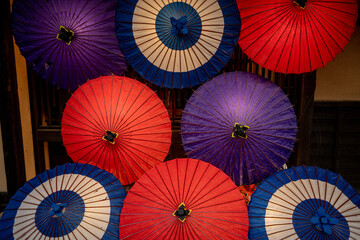 ライトアップされた鮮やかな和傘