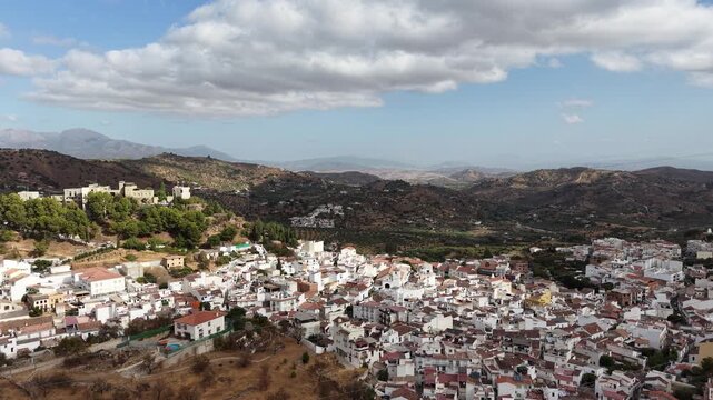 vista a&eacute;rea del municipio de Monda en la provincia de M&aacute;laga, Andaluc&iacute;a