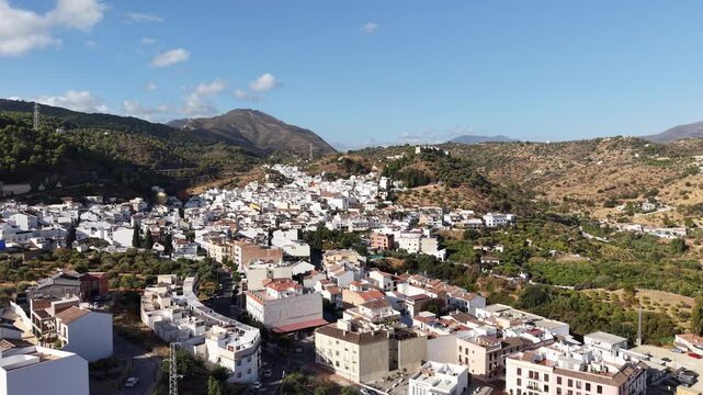 vista a&eacute;rea del municipio de Monda en la provincia de M&aacute;laga, Andaluc&iacute;a