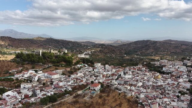 vista a&eacute;rea del municipio de Monda en la provincia de M&aacute;laga, Andaluc&iacute;a	