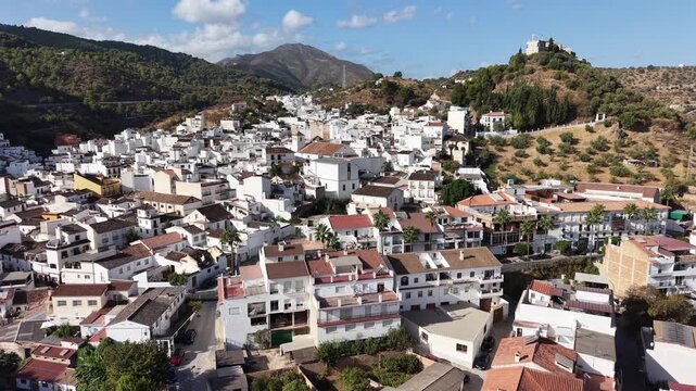 vista a&eacute;rea del municipio de Monda en la provincia de M&aacute;laga, Andaluc&iacute;a	