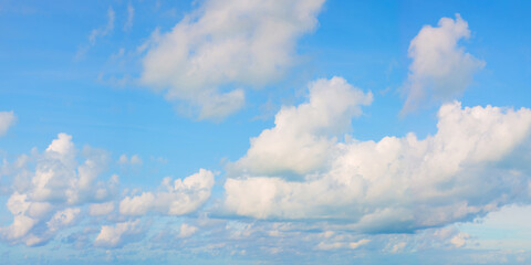 Obraz premium BLUE SKY BACKGROUND WITH WHITE CLOUDS IN SPRINGTIME IN A SUNNY D