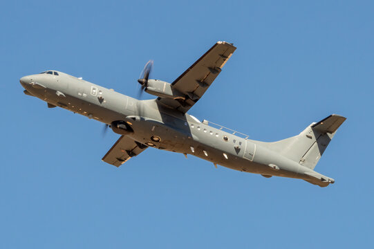 Avi&oacute;n militar electr&oacute;nico despegando