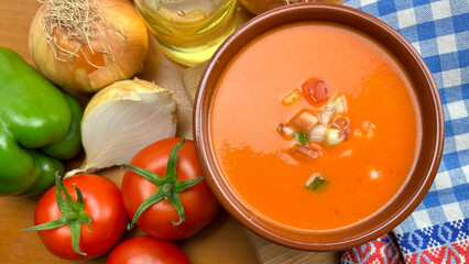 Gazpacho andaluz e ingredientes