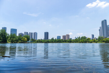 Obraz premium The lake and architectural scenery of Donghu Park in Chengdu, Sichuan Province, China