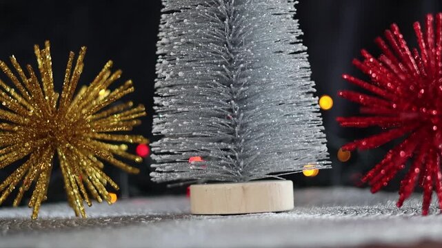 Una toma de cerca de varios adornos navide&ntilde;os rodeados de luces de colores. Decoraci&oacute;n de navidad y fin de a&ntilde;o