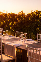 tavola apparecchiata al tramonto