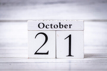 White calendar block shows the date October 21, symbolizing seasonal change and events. Ideal for autumn themes, organization, or planning visuals.