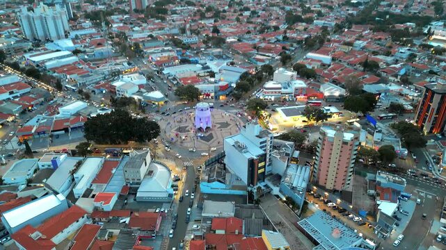 Vista a&eacute;rea no cair da noite da Torre do Castelo em Campinas, S&atilde;o Paulo. Brasil. 
