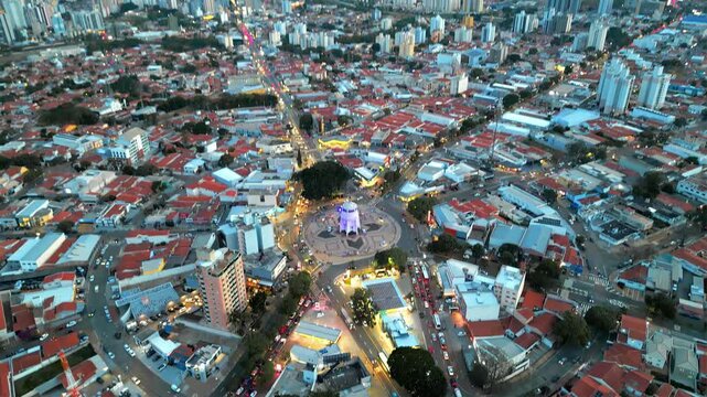 Vista a&eacute;rea no cair da noite da Torre do Castelo em Campinas, S&atilde;o Paulo. Brasil. 
