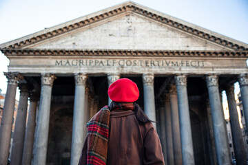 Naklejka premium Woman red beret visiting ancient Pantheon in Rome