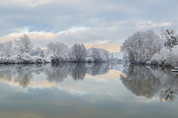 Paysage hivernal des boucles de la Seine &agrave; Connelles, r&eacute;gion de l&rsquo;Eure &ndash; colline de Connelles enneig&eacute;e en hiver. Bord de Seine