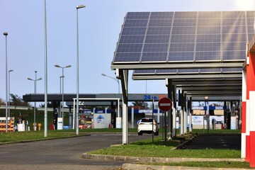 Des panneaux solaires sur le parking d'un Hypermarch&eacute;