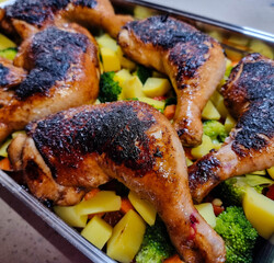 marinierte Hähnchenschenkel auf Ofengemüse