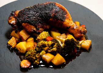 marinierte Hähnchenschenkel auf Ofengemüse