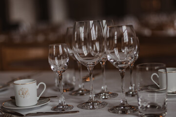 Majestic medieval castle banquet hall with long wooden tables, chandeliers, and stone walls illuminated by warm candlelight, evoking the atmosphere of royal feasts.