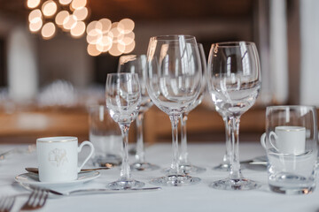 Majestic medieval castle banquet hall with long wooden tables, chandeliers, and stone walls illuminated by warm candlelight, evoking the atmosphere of royal feasts.