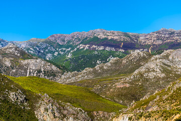 Obraz premium A view of the rugged franschhoek mountains in South Africa in springtime