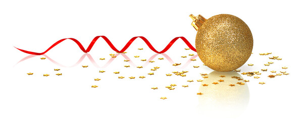 Dekoracja bożonarodzeniowa - złota bombka choinkowa z czerwoną, spiralnie zwiniętą tasiemką i złote gwiazdki rozsypane na białym tle © Blue Pixel