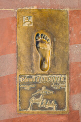 Fototapeta premium Les empreintes de pied de 13 skippers de la station balnéaire d’Arcachon le 20 août 2025, Arcachon, France