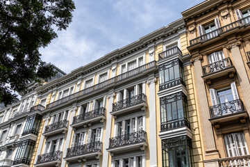 Fototapeta premium Elegant residential buildings in Castellana, Madrid, showcasing architectural details.