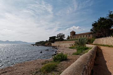 Abbaye de L&eacute;rins sur l'&icirc;le Saint-Honorat. &icirc;le de L&eacute;rins, Cannes, C&ocirc;te d'Azur, France