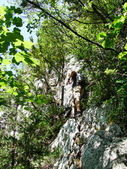 auf dem unwegsamen kletterpfad zum grund der gorges de la nesque in der nähe des mont ventoux, provence, frankreich