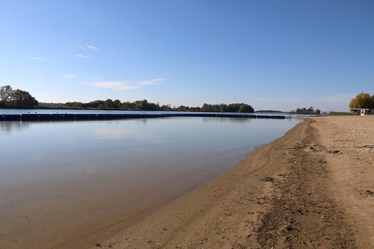 Plage de sable le long du lac d'Amance, village de Dienville, d&eacute;partement de l'Aube, France