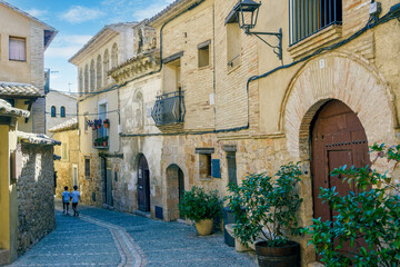 Alquézar, is a Spanish municipality in the Somontano de Barbastro region, in the province of Huesca, in the autonomous community of Aragon. Natural park of the Sierra and the Canyons of Guara.