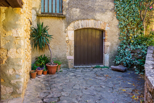 Alquézar, is a Spanish municipality in the Somontano de Barbastro region, in the province of Huesca, in the autonomous community of Aragon. Natural park of the Sierra and the Canyons of Guara.