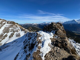 Obraz premium Hiking trails or mountaineering routes in the autumn Swiss Alpine environment and in the Bernese Oberland region, Switzerland - Wanderwege oder Bergrouten in der Schweizer Alpenlandschaft