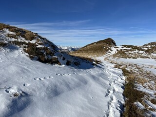 Wonderful winter hiking trails and traces on the fresh alpine snow cover of the Bernese Oberland region, Switzerland - Herrliche Winterwanderwege und Spuren auf der frischen Schneedecke, Schweiz
