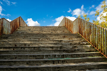 Droga do nieba, stare betonowe schody z metalową zardzewiałą barierką. 