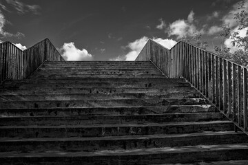 Droga do nieba, stare betonowe schody z metalową zardzewiałą barierką. 