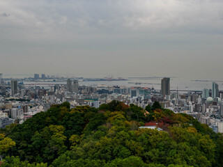 神戸布引の見晴らし展望台より神戸市街地と海を眺める