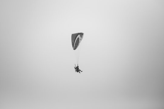 retrato de un surcador de los cielos en blanco y negro