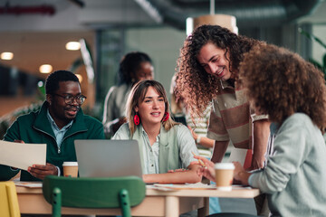 Obraz premium Diverse business people collaborating on project in office