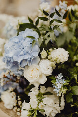 Bouquet d'hortensias bleus et de roses blanches