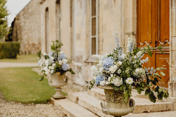 Bouquet d'hortensias bleus et de roses blanches pour fleurir le mariage 