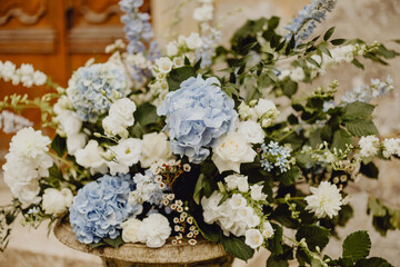Bouquet d'horstensias bleus et de roses blanches 