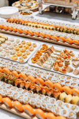Grand buffet pr&eacute;sentant la cuisine du monde asiatique et occidentale
