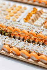 Plateau de sushis et sashimis pr&eacute;sent&eacute; lors du cocktail cuisine du monde