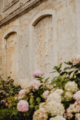 Bouquet de fleurs et hortensias bleus