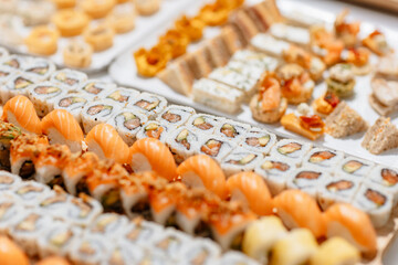 Plateau de sushis et sashimis pr&eacute;sent&eacute; lors du cocktail cuisine du monde